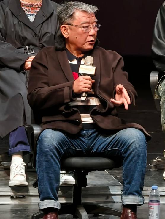 老戏骨上海再聚首，李立群满脸痘坑，金士杰干瘪，林依晨板牙抢镜